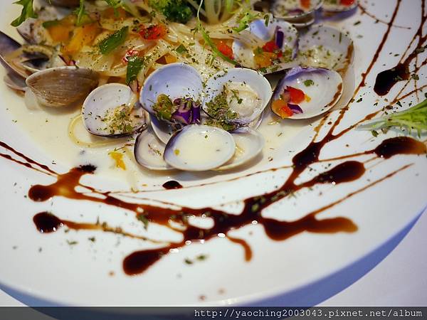 台中東區 咖啡鑽，知名鬆餅專賣店推出耶誕817套餐，這個特別的日子裡讓我們用愛抱一起吧!周末下午四點後可來電詢問是否可預約。近大魯閣新時代、台中車站，