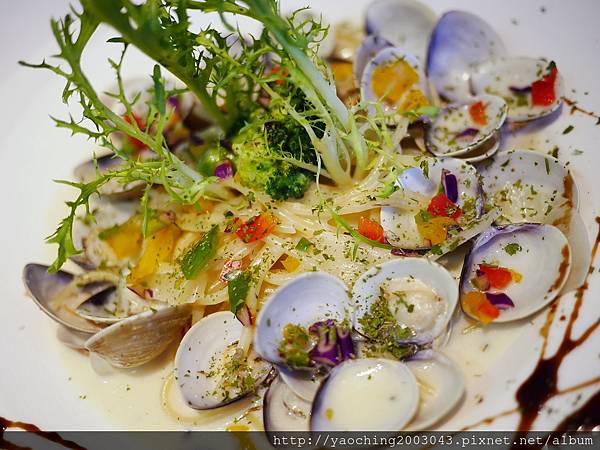 台中東區 咖啡鑽，知名鬆餅專賣店推出耶誕817套餐，這個特別的日子裡讓我們用愛抱一起吧!周末下午四點後可來電詢問是否可預約。近大魯閣新時代、台中車站，