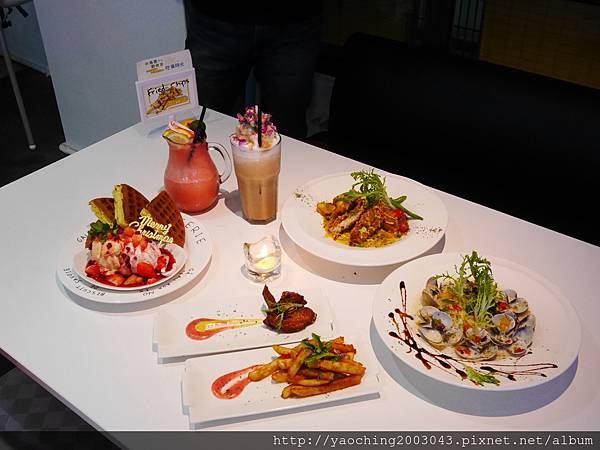 台中東區 咖啡鑽，知名鬆餅專賣店推出耶誕817套餐，這個特別的日子裡讓我們用愛抱一起吧!周末下午四點後可來電詢問是否可預約。近大魯閣新時代、台中車站，