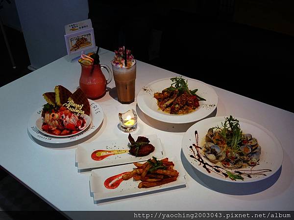 台中東區 咖啡鑽，知名鬆餅專賣店推出耶誕817套餐，這個特別的日子裡讓我們用愛抱一起吧!周末下午四點後可來電詢問是否可預約。近大魯閣新時代、台中車站，