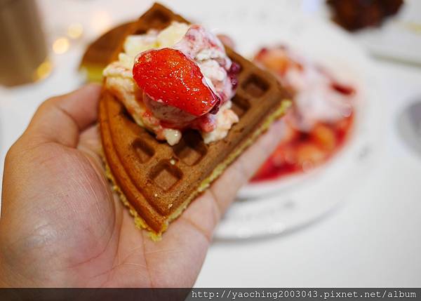 台中東區 咖啡鑽，知名鬆餅專賣店推出耶誕817套餐，這個特別的日子裡讓我們用愛抱一起吧!周末下午四點後可來電詢問是否可預約。近大魯閣新時代、台中車站，