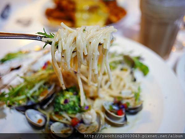 台中東區 咖啡鑽，知名鬆餅專賣店推出耶誕817套餐，這個特別的日子裡讓我們用愛抱一起吧!周末下午四點後可來電詢問是否可預約。近大魯閣新時代、台中車站，