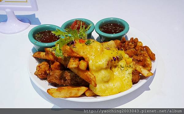 台中東區 咖啡鑽，知名鬆餅專賣店推出耶誕817套餐，這個特別的日子裡讓我們用愛抱一起吧!周末下午四點後可來電詢問是否可預約。近大魯閣新時代、台中車站，