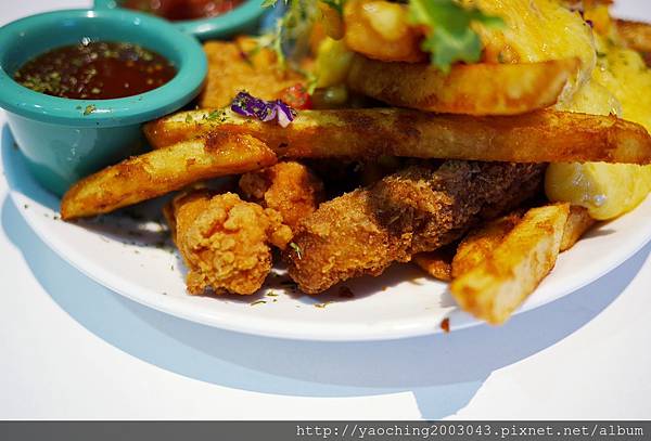 台中東區 咖啡鑽，知名鬆餅專賣店推出耶誕817套餐，這個特別的日子裡讓我們用愛抱一起吧!周末下午四點後可來電詢問是否可預約。近大魯閣新時代、台中車站，