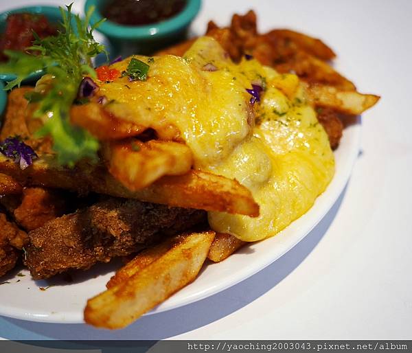 台中東區 咖啡鑽，知名鬆餅專賣店推出耶誕817套餐，這個特別的日子裡讓我們用愛抱一起吧!周末下午四點後可來電詢問是否可預約。近大魯閣新時代、台中車站，