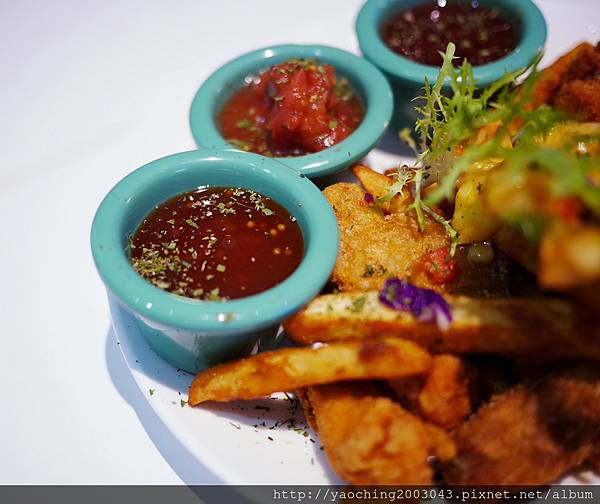 台中東區 咖啡鑽，知名鬆餅專賣店推出耶誕817套餐，這個特別的日子裡讓我們用愛抱一起吧!周末下午四點後可來電詢問是否可預約。近大魯閣新時代、台中車站，