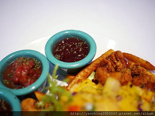 台中東區 咖啡鑽，知名鬆餅專賣店推出耶誕817套餐，這個特別的日子裡讓我們用愛抱一起吧!周末下午四點後可來電詢問是否可預約。近大魯閣新時代、台中車站，