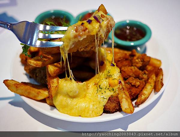 台中東區 咖啡鑽，知名鬆餅專賣店推出耶誕817套餐，這個特別的日子裡讓我們用愛抱一起吧!周末下午四點後可來電詢問是否可預約。近大魯閣新時代、台中車站，