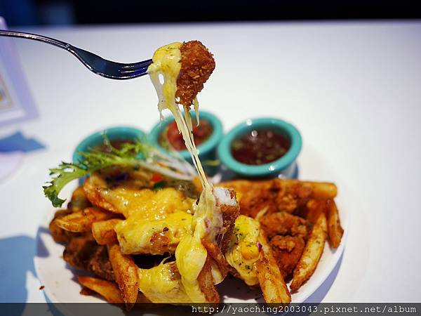 台中東區 咖啡鑽，知名鬆餅專賣店推出耶誕817套餐，這個特別的日子裡讓我們用愛抱一起吧!周末下午四點後可來電詢問是否可預約。近大魯閣新時代、台中車站，