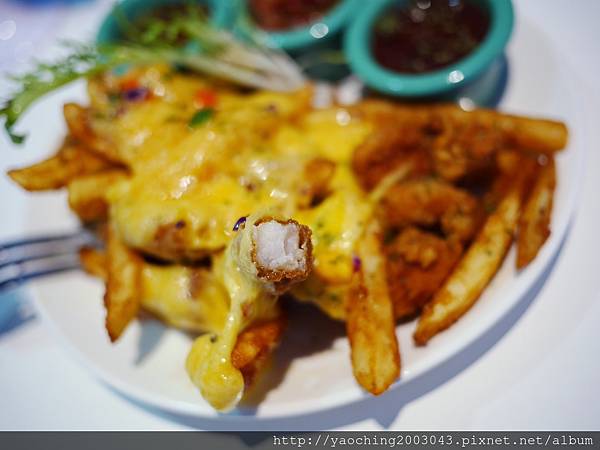 台中東區 咖啡鑽，知名鬆餅專賣店推出耶誕817套餐，這個特別的日子裡讓我們用愛抱一起吧!周末下午四點後可來電詢問是否可預約。近大魯閣新時代、台中車站，