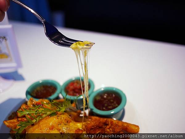 台中東區 咖啡鑽，知名鬆餅專賣店推出耶誕817套餐，這個特別的日子裡讓我們用愛抱一起吧!周末下午四點後可來電詢問是否可預約。近大魯閣新時代、台中車站，