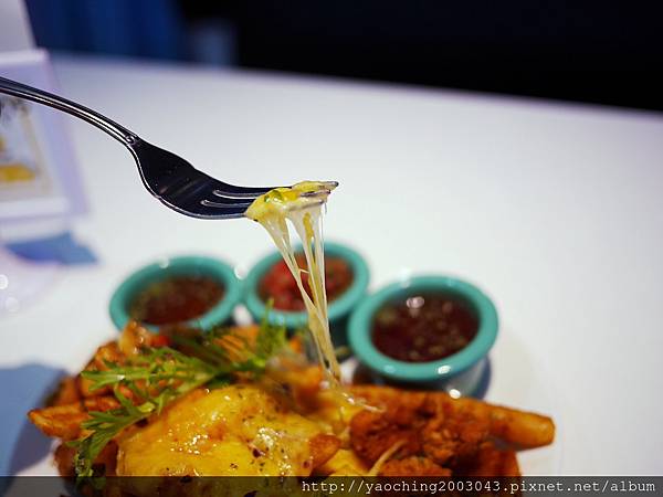 台中東區 咖啡鑽，知名鬆餅專賣店推出耶誕817套餐，這個特別的日子裡讓我們用愛抱一起吧!周末下午四點後可來電詢問是否可預約。近大魯閣新時代、台中車站，