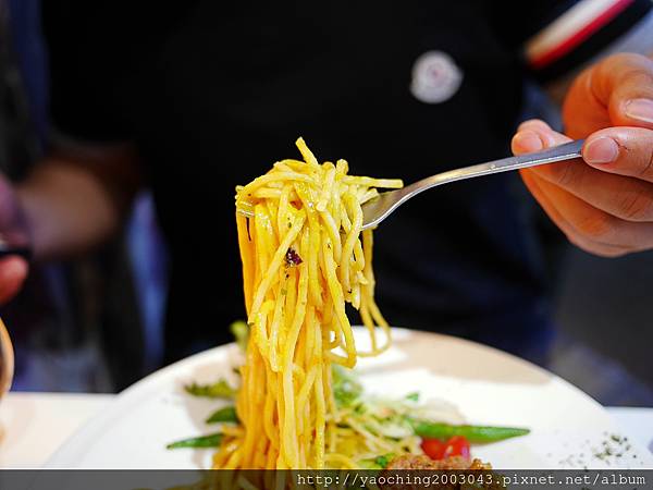 台中東區 咖啡鑽，知名鬆餅專賣店推出耶誕817套餐，這個特別的日子裡讓我們用愛抱一起吧!周末下午四點後可來電詢問是否可預約。近大魯閣新時代、台中車站，