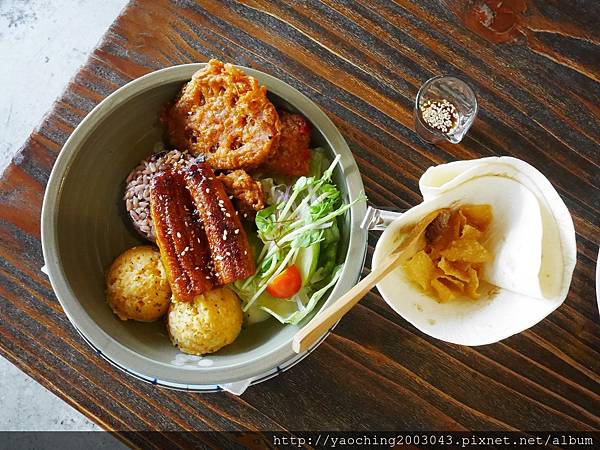 台中西區 昨日花卷 跨界好食,忠誠街上的人氣店家,適合三五好友聚餐分食,招牌花卷創意好好味,近SOGO、勤美商圈 台中西區 昨日花卷 跨界好食,忠誠街上的人氣店家,適合三五好友聚餐分食,招牌花卷創意好好味,近SOGO、勤美商圈