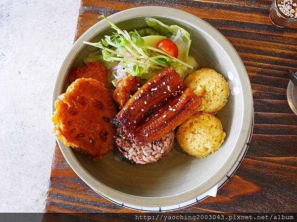 台中西區 昨日花卷 跨界好食,忠誠街上的人氣店家,適合三五好友聚餐分食,招牌花卷創意好好味,近SOGO、勤美商圈 台中西區 昨日花卷 跨界好食,忠誠街上的人氣店家,適合三五好友聚餐分食,招牌花卷創意好好味,近SOGO、勤美商圈