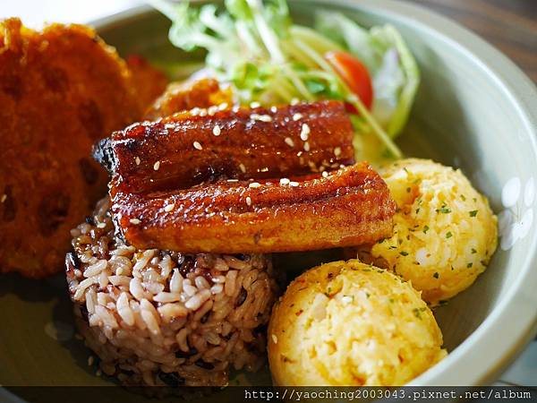 台中西區 昨日花卷 跨界好食,忠誠街上的人氣店家,適合三五好友聚餐分食,招牌花卷創意好好味,近SOGO、勤美商圈 台中西區 昨日花卷 跨界好食,忠誠街上的人氣店家,適合三五好友聚餐分食,招牌花卷創意好好味,近SOGO、勤美商圈