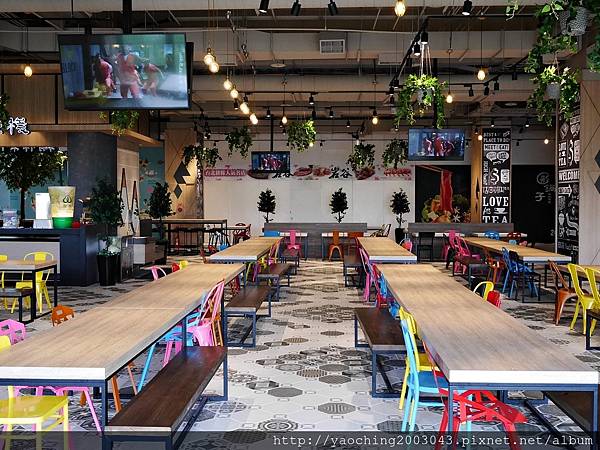 台中東區 PhoHoa美越河粉，來自美國的國際連鎖餐飲進駐台中秀泰及老虎城，酸辣河粉、雞肉河粉甚至還有適合帶去看電影的越南三明治