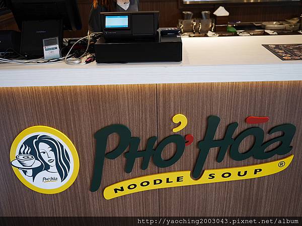 台中東區 PhoHoa美越河粉，來自美國的國際連鎖餐飲進駐台中秀泰及老虎城，酸辣河粉、雞肉河粉甚至還有適合帶去看電影的越南三明治