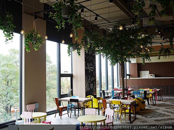 台中東區 PhoHoa美越河粉，來自美國的國際連鎖餐飲進駐台中秀泰及老虎城，酸辣河粉、雞肉河粉甚至還有適合帶去看電影的越南三明治