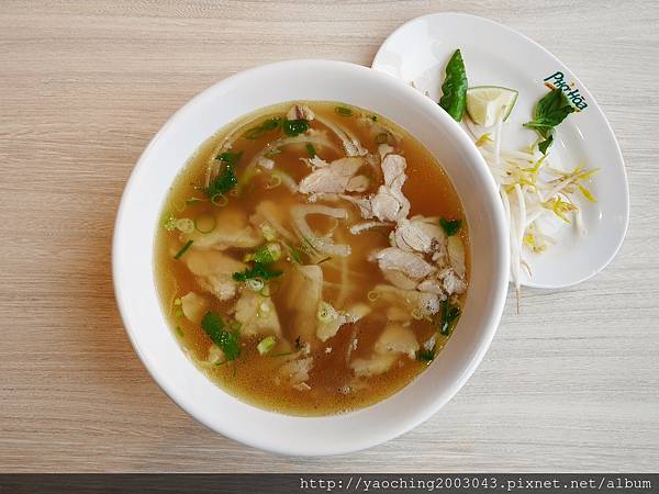 台中東區 PhoHoa美越河粉，來自美國的國際連鎖餐飲進駐台中秀泰及老虎城，酸辣河粉、雞肉河粉甚至還有適合帶去看電影的越南三明治