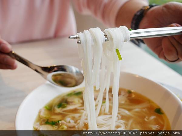 台中東區 PhoHoa美越河粉，來自美國的國際連鎖餐飲進駐台中秀泰及老虎城，酸辣河粉、雞肉河粉甚至還有適合帶去看電影的越南三明治