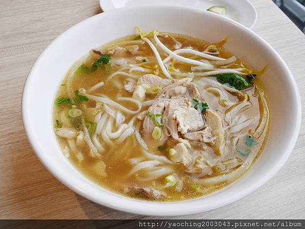 台中東區 PhoHoa美越河粉，來自美國的國際連鎖餐飲進駐台中秀泰及老虎城，酸辣河粉、雞肉河粉甚至還有適合帶去看電影的越南三明治