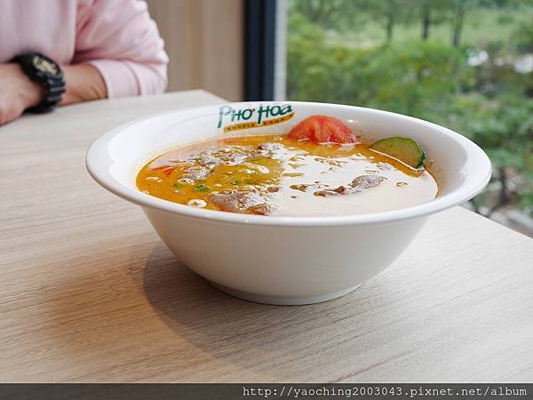台中東區 PhoHoa美越河粉，來自美國的國際連鎖餐飲進駐台中秀泰及老虎城，酸辣河粉、雞肉河粉甚至還有適合帶去看電影的越南三明治