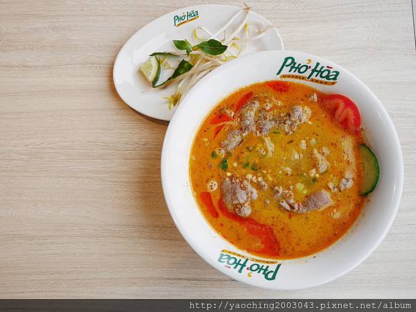 台中東區 PhoHoa美越河粉，來自美國的國際連鎖餐飲進駐台中秀泰及老虎城，酸辣河粉、雞肉河粉甚至還有適合帶去看電影的越南三明治