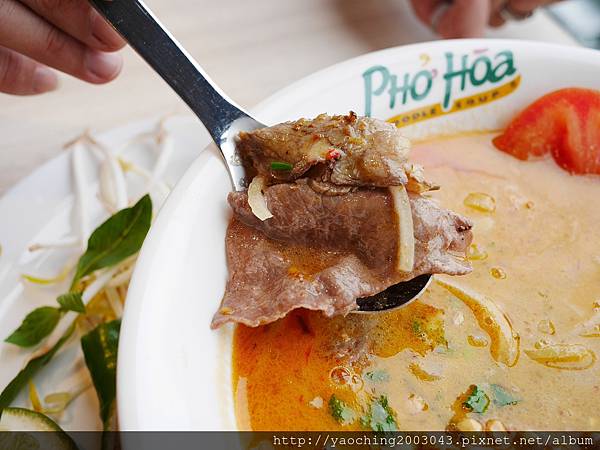 台中東區 PhoHoa美越河粉，來自美國的國際連鎖餐飲進駐台中秀泰及老虎城，酸辣河粉、雞肉河粉甚至還有適合帶去看電影的越南三明治