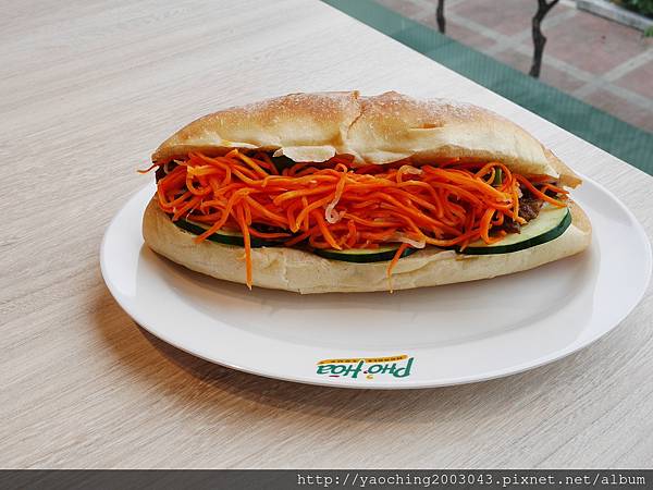 台中東區 PhoHoa美越河粉，來自美國的國際連鎖餐飲進駐台中秀泰及老虎城，酸辣河粉、雞肉河粉甚至還有適合帶去看電影的越南三明治