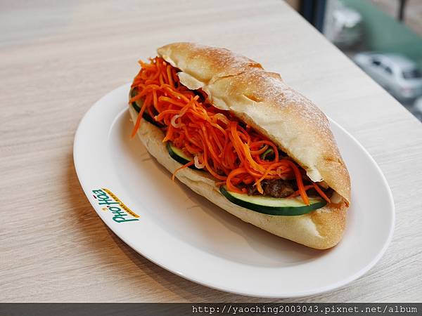 台中東區 PhoHoa美越河粉，來自美國的國際連鎖餐飲進駐台中秀泰及老虎城，酸辣河粉、雞肉河粉甚至還有適合帶去看電影的越南三明治