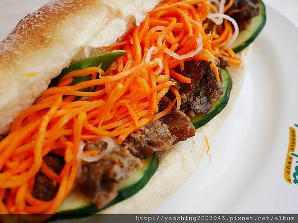 台中東區 PhoHoa美越河粉，來自美國的國際連鎖餐飲進駐台中秀泰及老虎城，酸辣河粉、雞肉河粉甚至還有適合帶去看電影的越南三明治