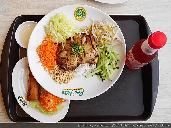 台中東區 PhoHoa美越河粉，來自美國的國際連鎖餐飲進駐台中秀泰及老虎城，酸辣河粉、雞肉河粉甚至還有適合帶去看電影的越南三明治