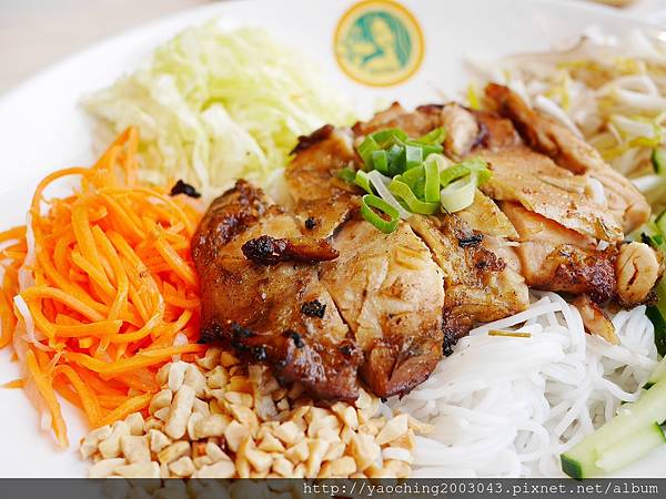 台中東區 PhoHoa美越河粉，來自美國的國際連鎖餐飲進駐台中秀泰及老虎城，酸辣河粉、雞肉河粉甚至還有適合帶去看電影的越南三明治