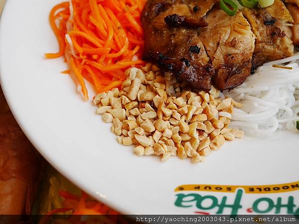 台中東區 PhoHoa美越河粉，來自美國的國際連鎖餐飲進駐台中秀泰及老虎城，酸辣河粉、雞肉河粉甚至還有適合帶去看電影的越南三明治