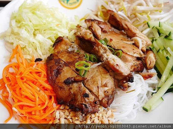 台中東區 PhoHoa美越河粉，來自美國的國際連鎖餐飲進駐台中秀泰及老虎城，酸辣河粉、雞肉河粉甚至還有適合帶去看電影的越南三明治