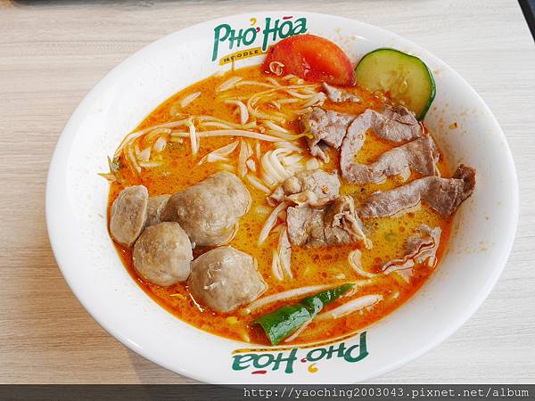 台中東區 PhoHoa美越河粉，來自美國的國際連鎖餐飲進駐台中秀泰及老虎城，酸辣河粉、雞肉河粉甚至還有適合帶去看電影的越南三明治