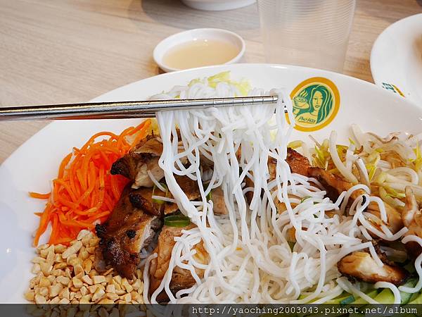 台中東區 PhoHoa美越河粉，來自美國的國際連鎖餐飲進駐台中秀泰及老虎城，酸辣河粉、雞肉河粉甚至還有適合帶去看電影的越南三明治