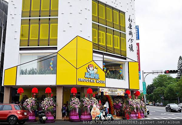 台中北區 思慕昔台中旗艦店,台北永康街知名芒果冰進駐一中商圈,5/13-15前100位招牌芒果冰1元,其餘雪花冰8折,開幕有些混亂。近文英館