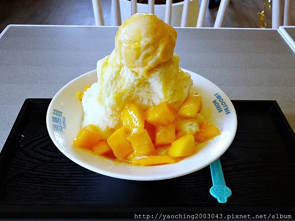 台中北區 思慕昔台中旗艦店,台北永康街知名芒果冰進駐一中商圈,5/13-15前100位招牌芒果冰1元,其餘雪花冰8折,開幕有些混亂。近文英館