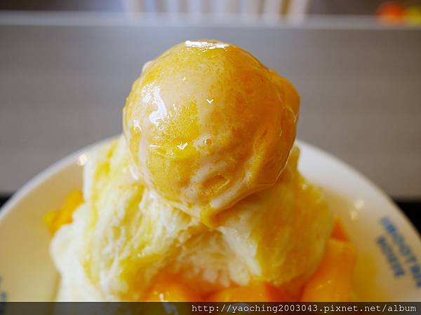 台中北區 思慕昔台中旗艦店,台北永康街知名芒果冰進駐一中商圈,5/13-15前100位招牌芒果冰1元,其餘雪花冰8折,開幕有些混亂。近文英館