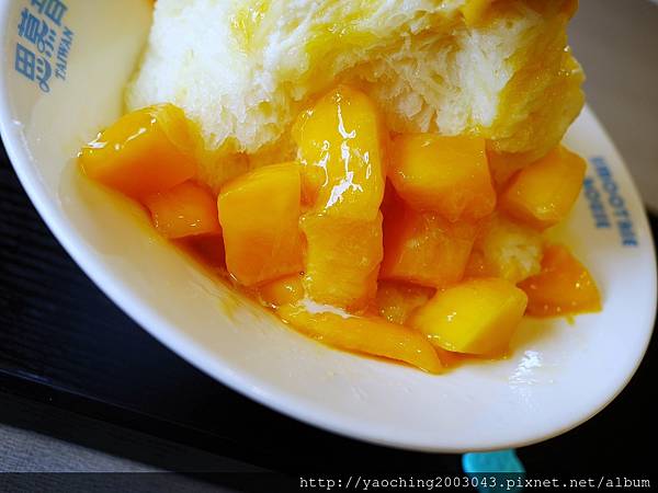 台中北區 思慕昔台中旗艦店,台北永康街知名芒果冰進駐一中商圈,5/13-15前100位招牌芒果冰1元,其餘雪花冰8折,開幕有些混亂。近文英館