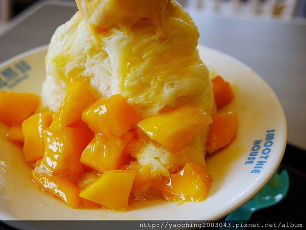 台中北區 思慕昔台中旗艦店,台北永康街知名芒果冰進駐一中商圈,5/13-15前100位招牌芒果冰1元,其餘雪花冰8折,開幕有些混亂。近文英館