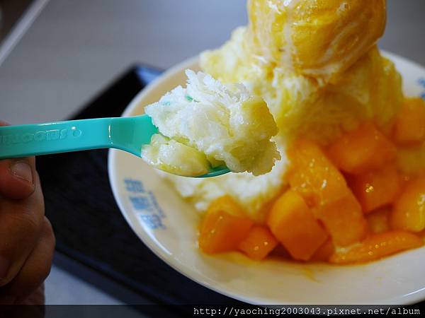 台中北區 思慕昔台中旗艦店,台北永康街知名芒果冰進駐一中商圈,5/13-15前100位招牌芒果冰1元,其餘雪花冰8折,開幕有些混亂。近文英館