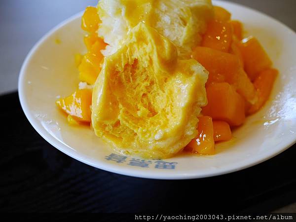 台中北區 思慕昔台中旗艦店,台北永康街知名芒果冰進駐一中商圈,5/13-15前100位招牌芒果冰1元,其餘雪花冰8折,開幕有些混亂。近文英館