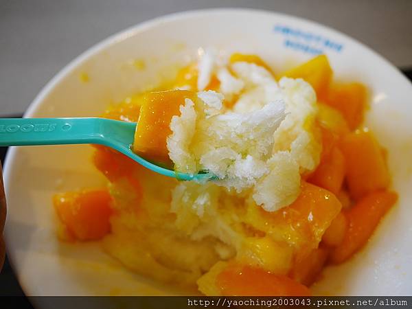 台中北區 思慕昔台中旗艦店,台北永康街知名芒果冰進駐一中商圈,5/13-15前100位招牌芒果冰1元,其餘雪花冰8折,開幕有些混亂。近文英館