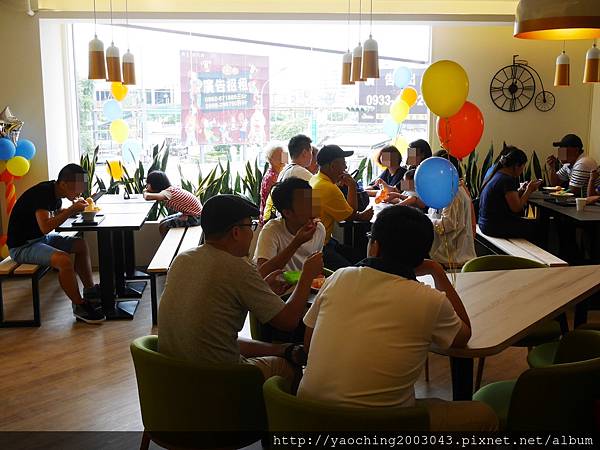 台中北區 思慕昔台中旗艦店,台北永康街知名芒果冰進駐一中商圈,5/13-15前100位招牌芒果冰1元,其餘雪花冰8折,開幕有些混亂。近文英館