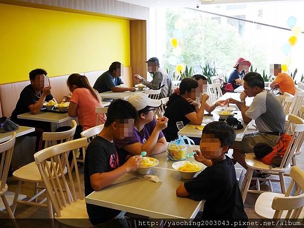 台中北區 思慕昔台中旗艦店,台北永康街知名芒果冰進駐一中商圈,5/13-15前100位招牌芒果冰1元,其餘雪花冰8折,開幕有些混亂。近文英館