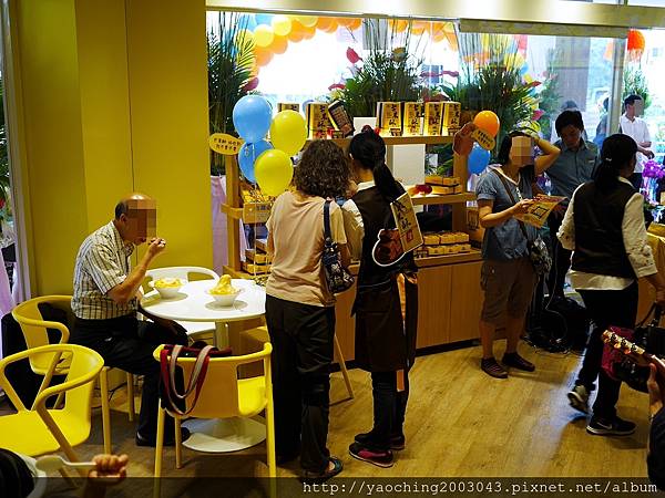 台中北區 思慕昔台中旗艦店,台北永康街知名芒果冰進駐一中商圈,5/13-15前100位招牌芒果冰1元,其餘雪花冰8折,開幕有些混亂。近文英館