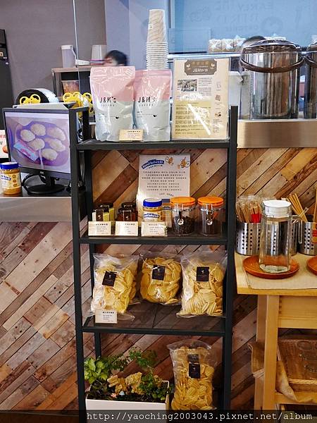 台中西區 早安公雞忠誠店，近期相當火紅的早餐也進駐SOGO/勤美商圈，喜歡厚實感就挑浩克級腿肉，酷愛熱情辣度就選火爆公雞吧，真的會辣